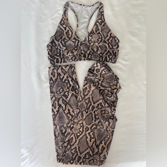 Lici fit PHYTON V-CUT SCRUNCH LEGGING - Picture 2 of 5